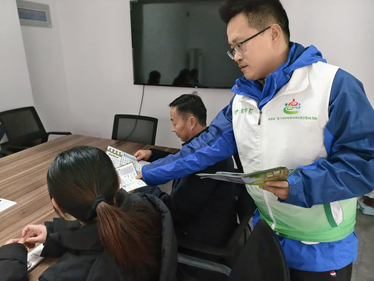 起步区志愿者携手银丰世纪公园 共推垃圾分类深入民心