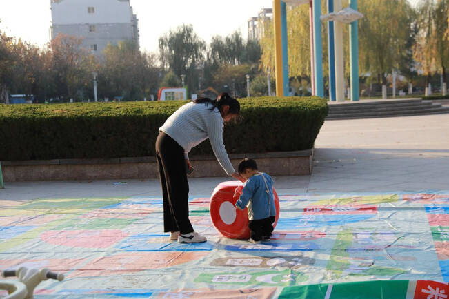 “垃圾分类小达人”旧物市集成功举办,童心践行环保新风尚