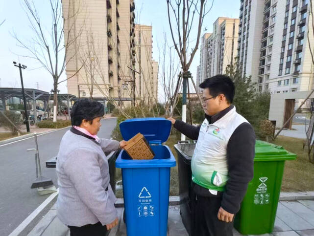 桶边督导精准发力 分类习惯渐入人心——起步区多街道扎实推进垃圾分类桶边督导工作