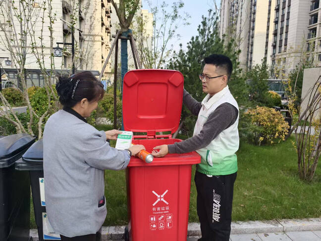 起步区垃圾分类志愿者深入社区开展有害垃圾收集活动,助力绿色生活新风尚