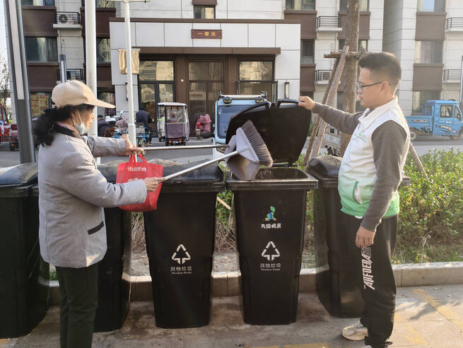为提升居民垃圾分类实效，起步区志愿者深入怡河社区开展桶边督导