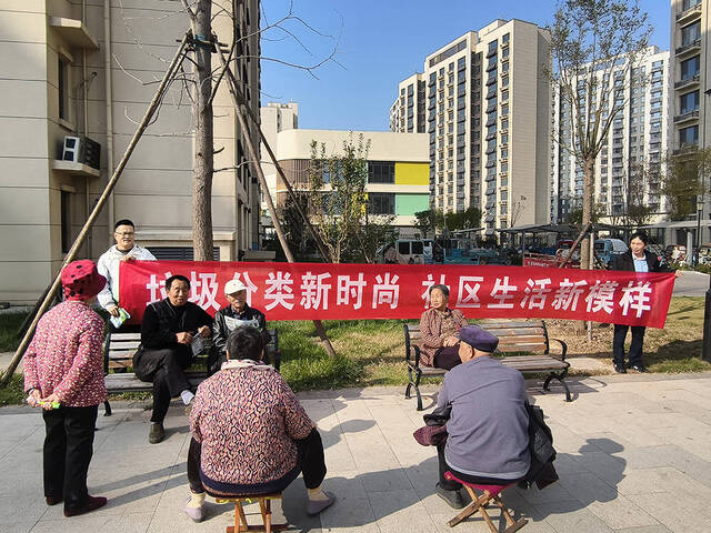 “垃圾分类新时尚，社区生活新模样”——起步区开展垃圾分类宣传进社区活动