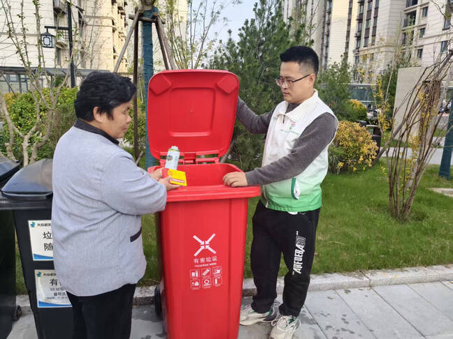 起步区垃圾分类志愿者深入社区开展有害垃圾收集活动,助力绿色生活新风尚